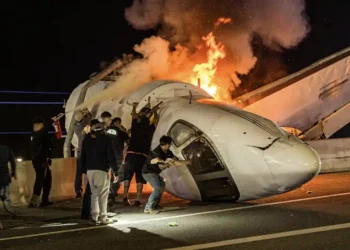 Queda de jatinho em rodovia no Texas deixa um morto; cinco pessoas foram resgatadas
